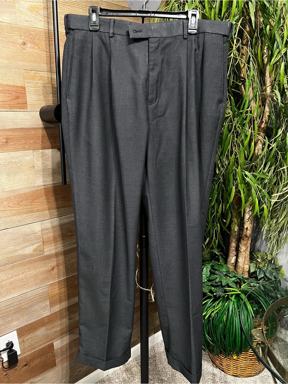 Louis Raphael pleated dress pants. Dark gray. 38x32